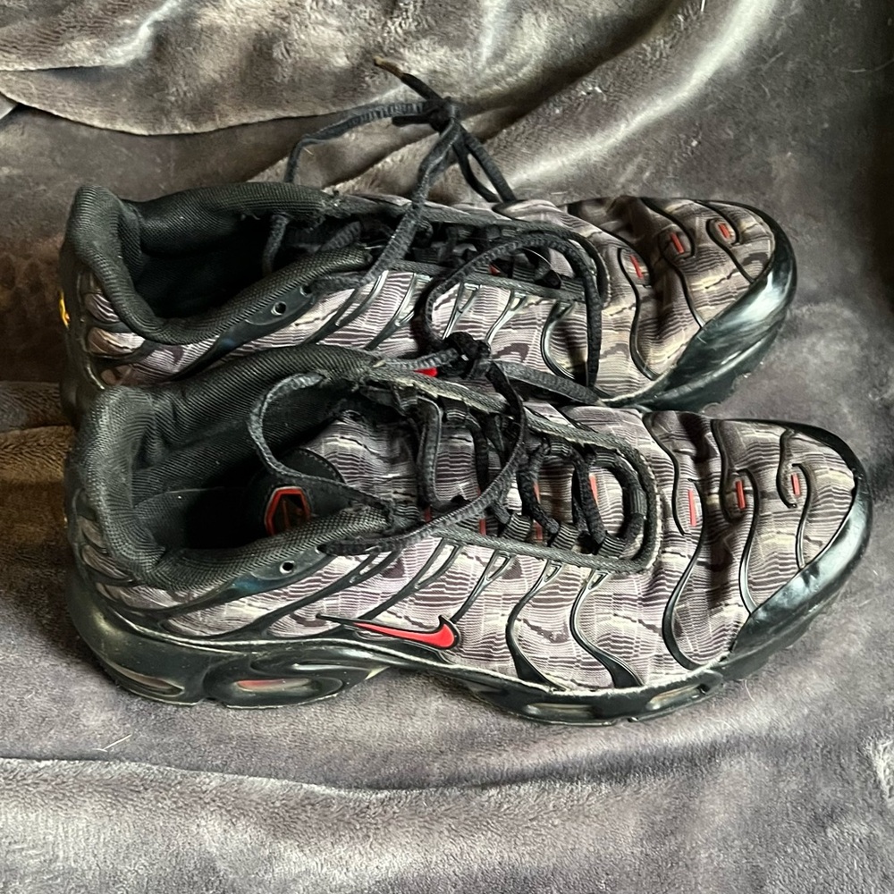 Nike Men's Black and Gray Sneakers with Red Accents